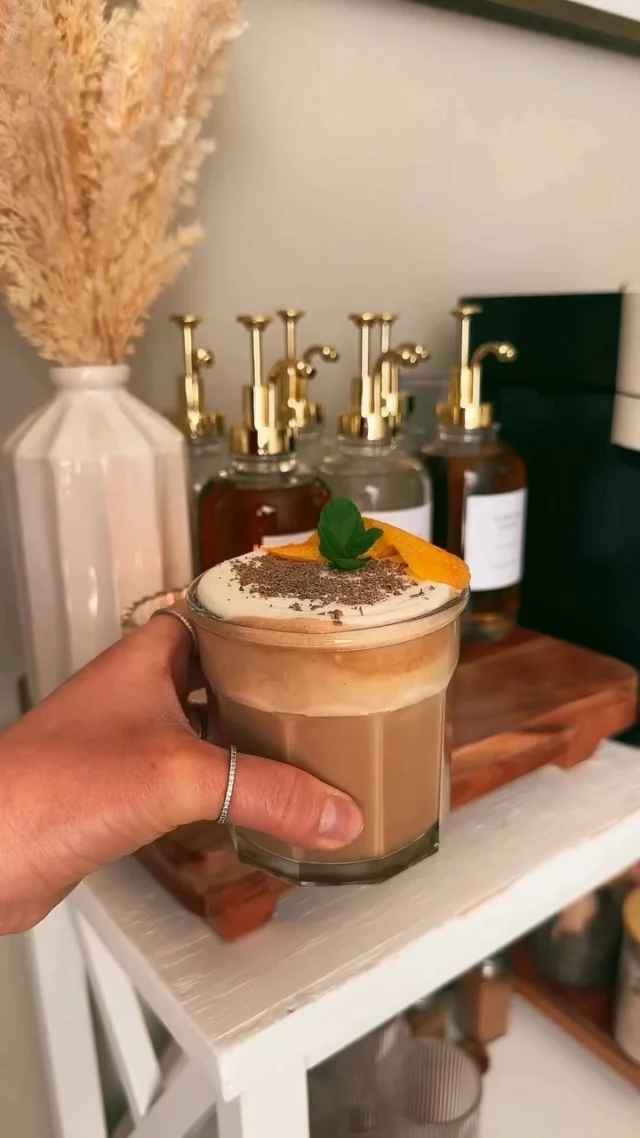 Look at this Terry-fic Iced Chocolate Orange Mocha with Orange Cold Foam, what a twist at the end! 😉🍊

📸 @cafelivcakes