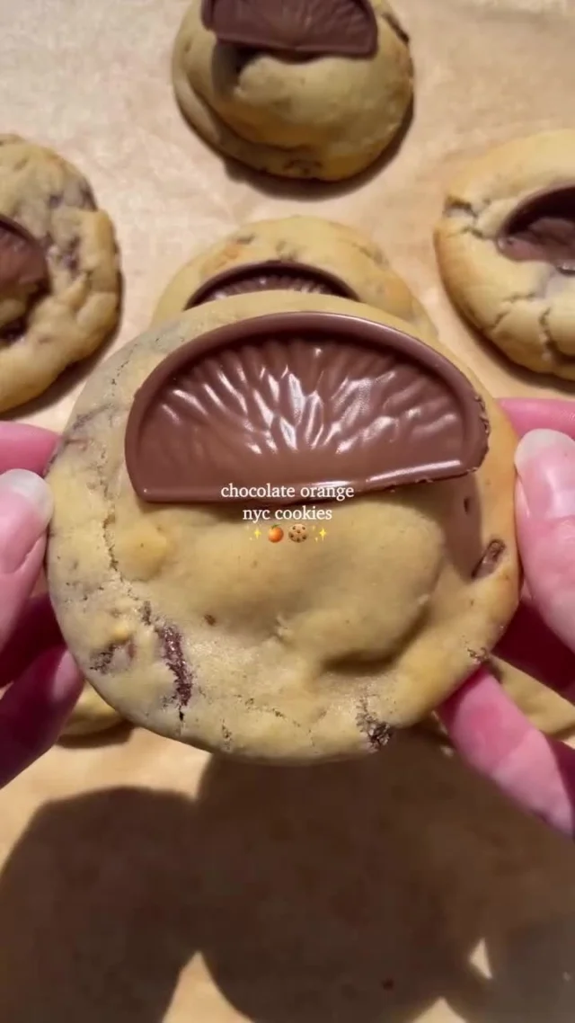 We’re going to be stuffing our mouths with these stuffed cookies just as soon as we stop drooling from watching this video 🤤

Top work Sophia. As always!

📸 @sophsgoodies